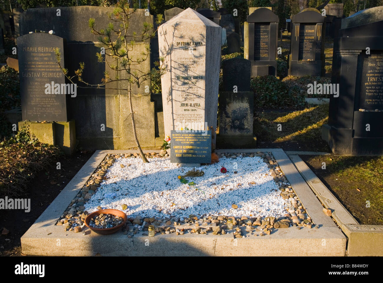 Tomba di Franz Kafka a Zidovske hrbitovy il cimitero ebraico nel quartiere di Zizkov a Praga Repubblica Ceca Europa Foto Stock