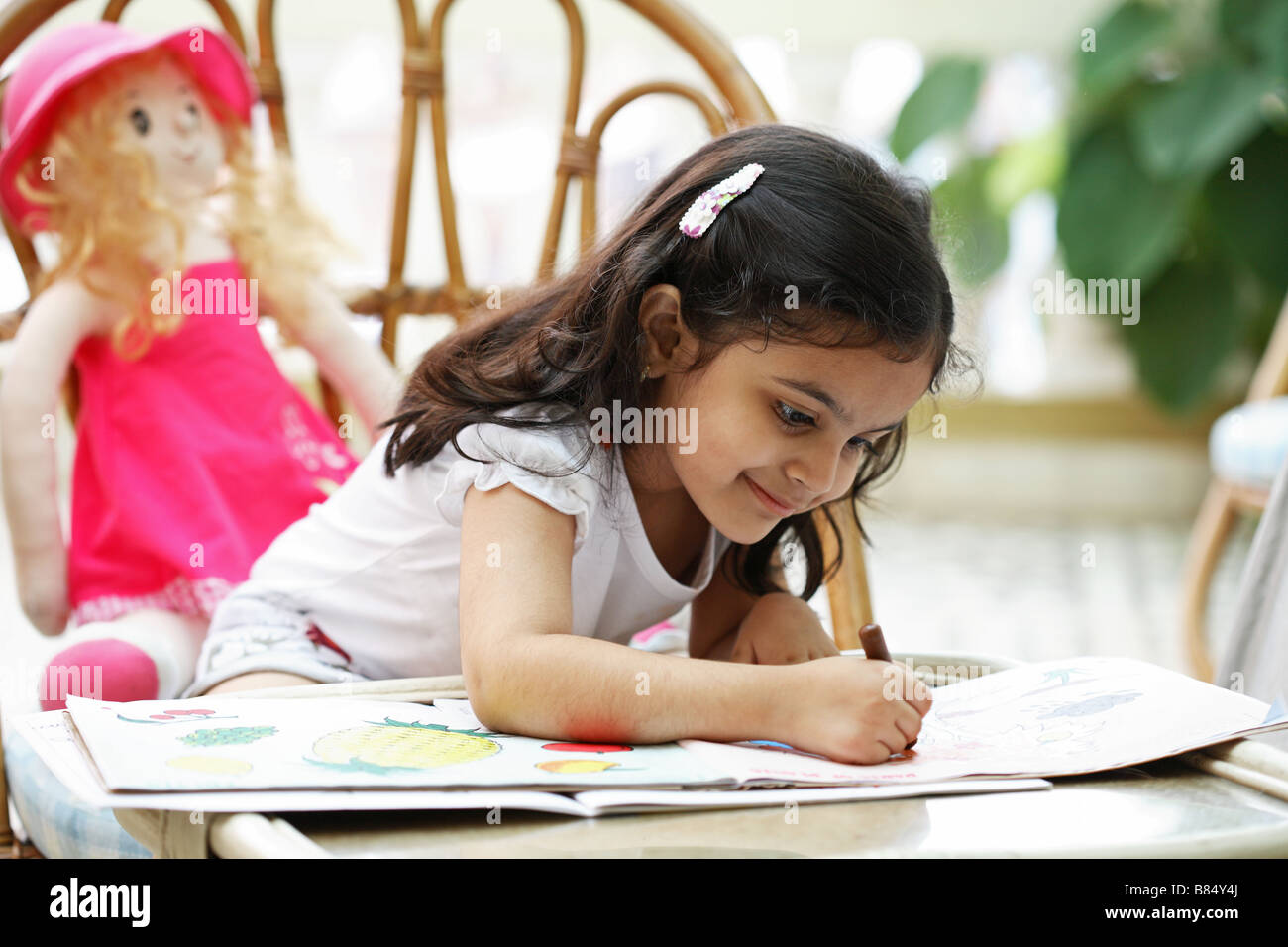 Una giovane ragazza facendo il suo lavoro a casa Foto Stock