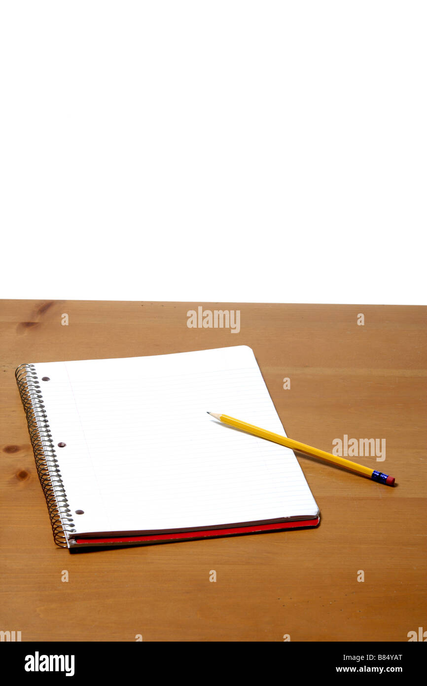 Una nota di libro e matita su una scrivania in un ufficio Foto Stock