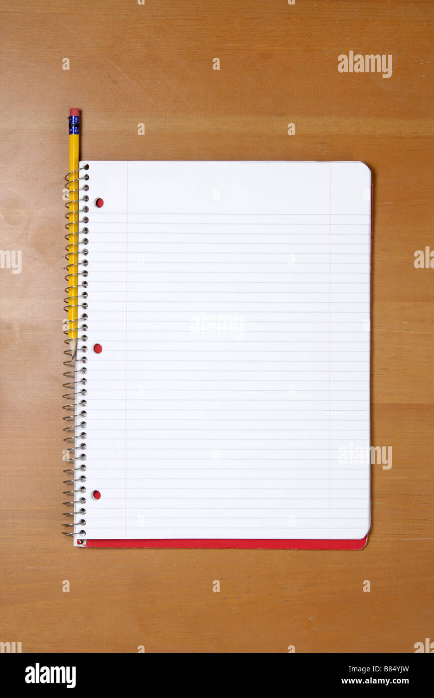 Una nota di libro e matita su una scrivania in un ufficio Foto Stock