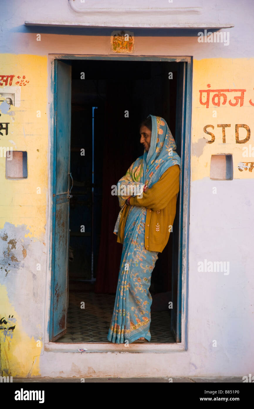 Local donna indiana sta nella porta Bikaner Rajasthan in India Foto Stock