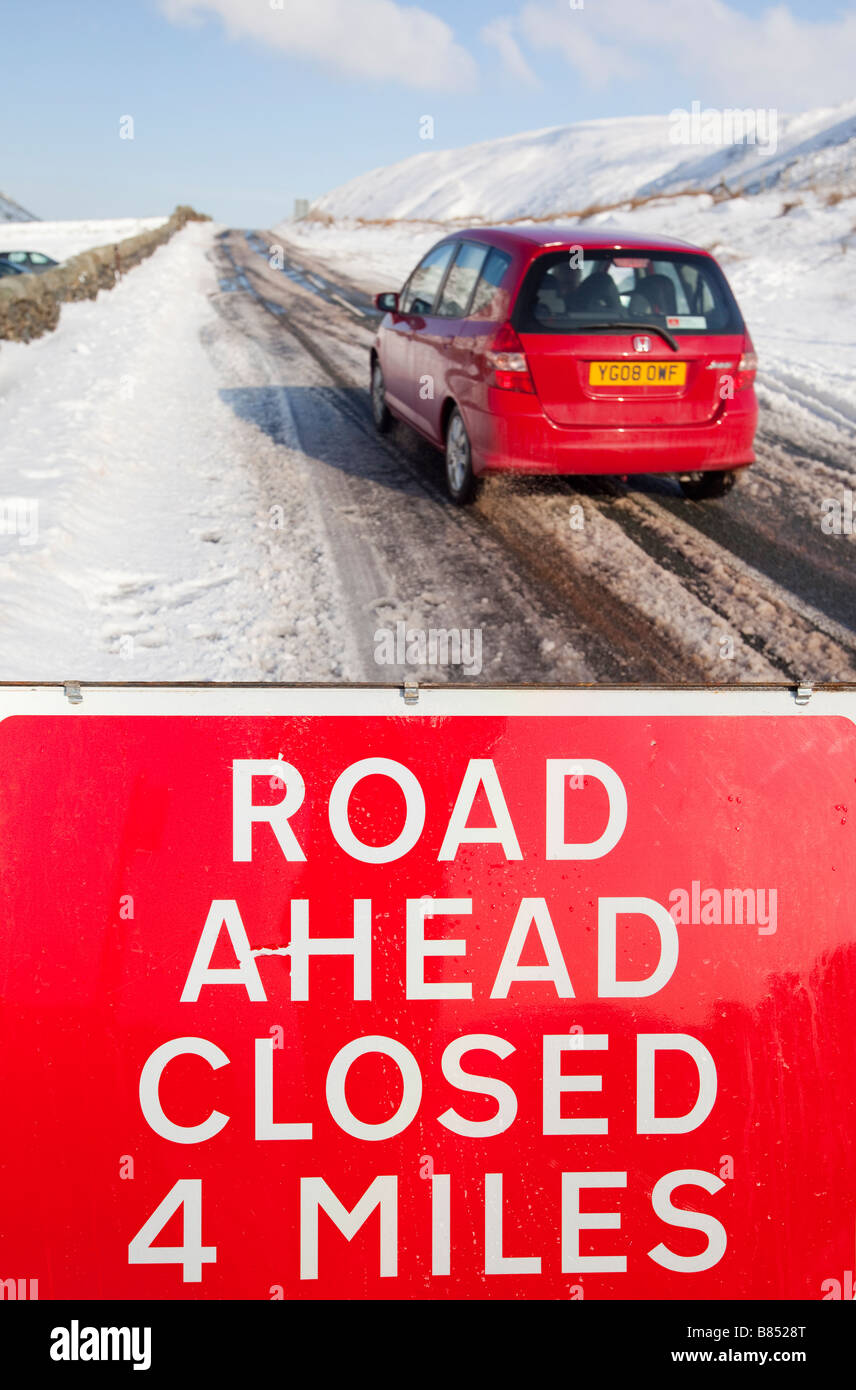 Una strada chiusa segno sulla sommità di Kirkstone Pass nel distretto del lago in inverno nevica Foto Stock