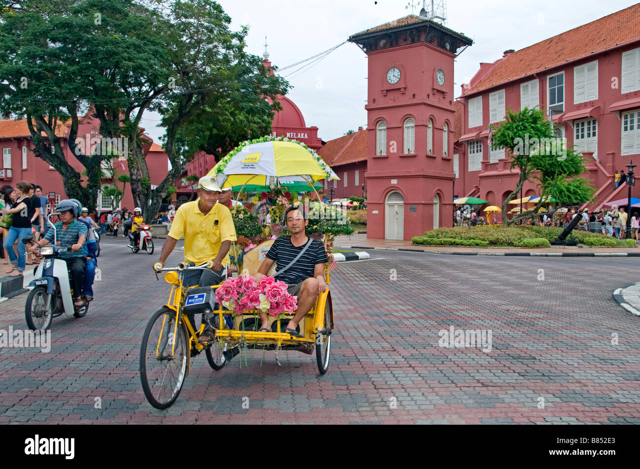 Malacca Malaysia fiore fiori decorateted tricicli rickshaw pedicab Chiesa di Cristo Foto Stock