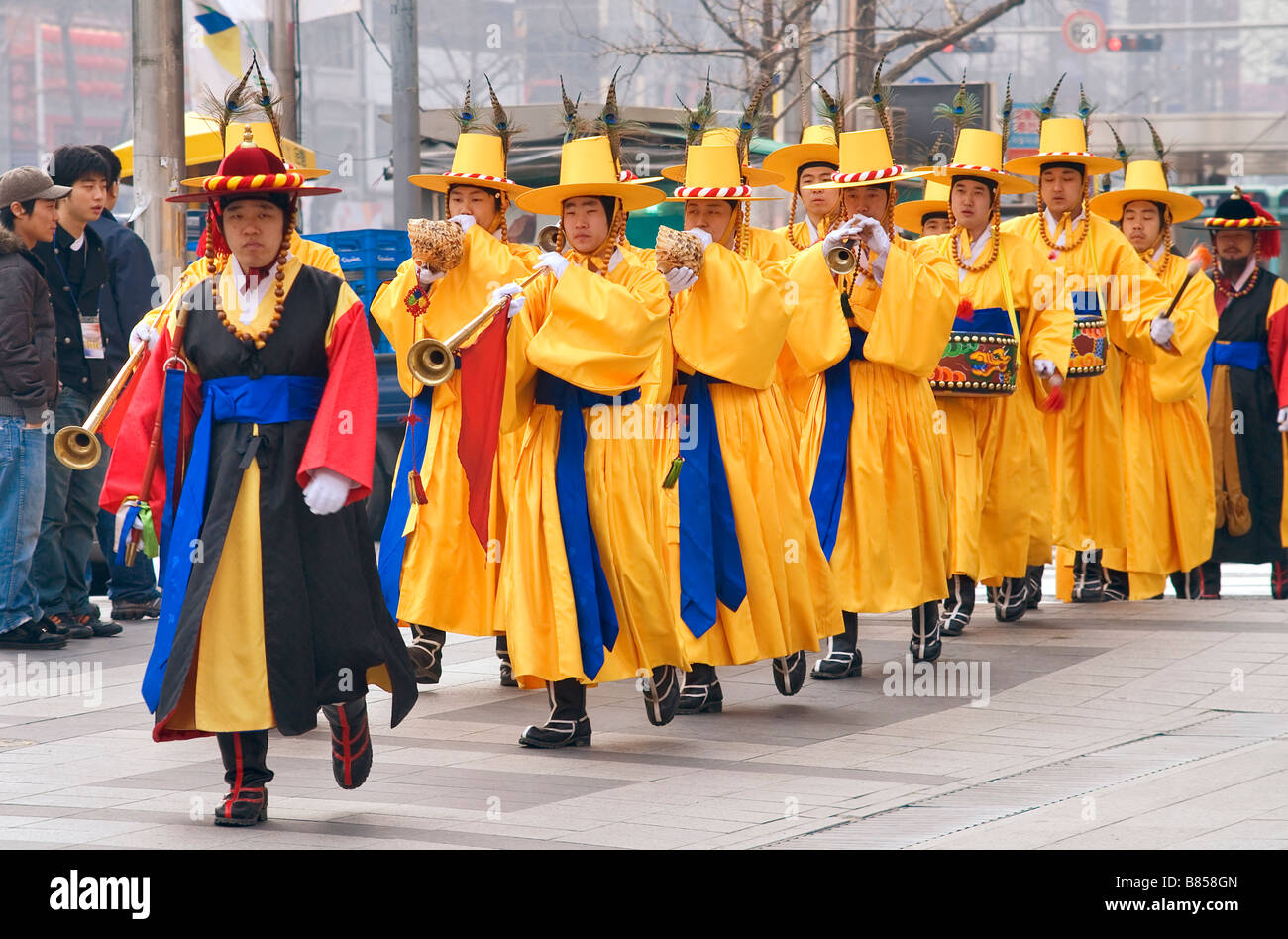 Musicisti coreani in costume tradizionale che si esibiscono durante la rotazione della guardia reale, Seoul, Corea del Sud Foto Stock