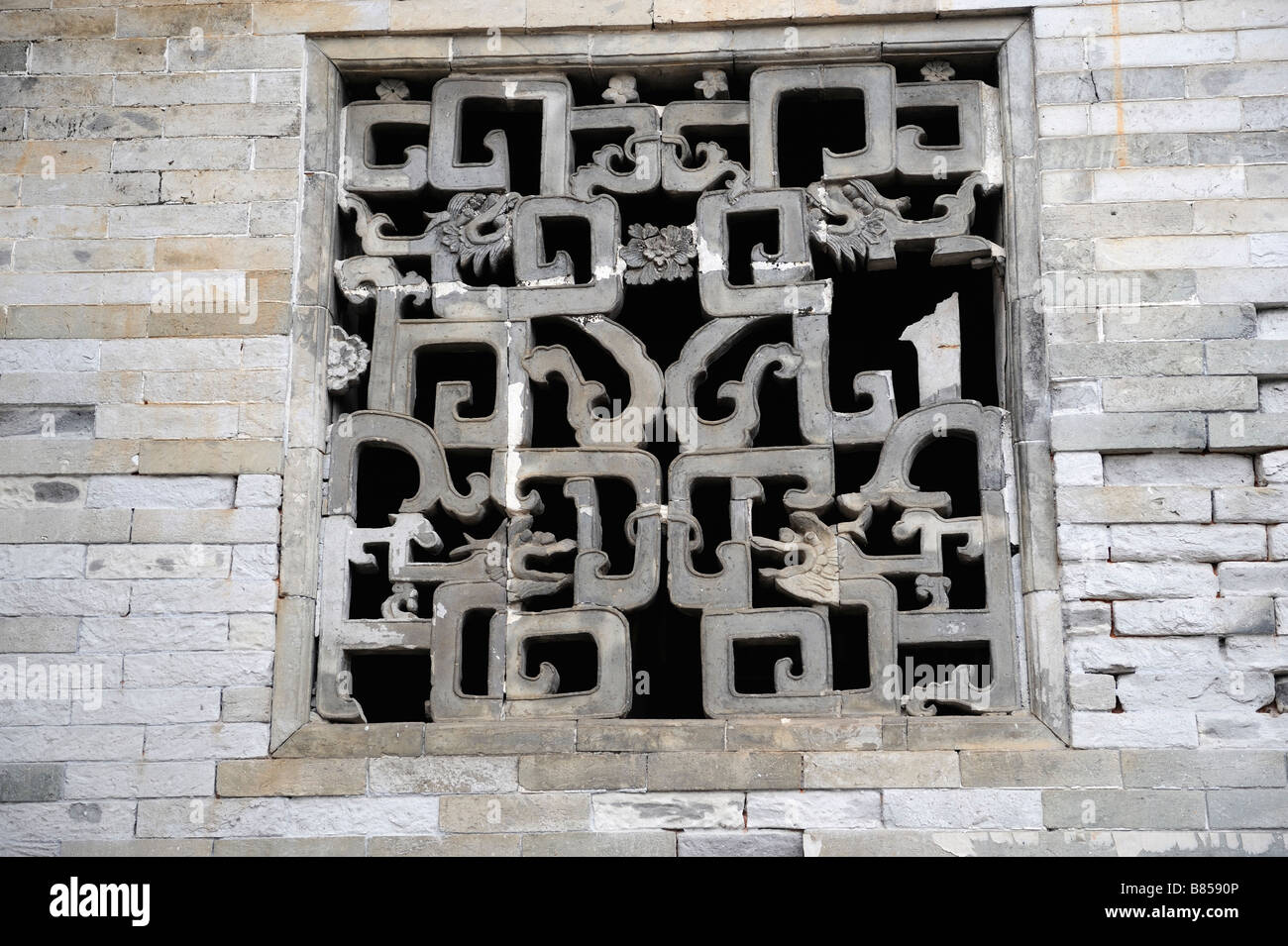 La Dinastia Ming intagliato nella finestra di mattoni con draghi decorazione in Yifeng, Jiangxi, Cina. Foto Stock