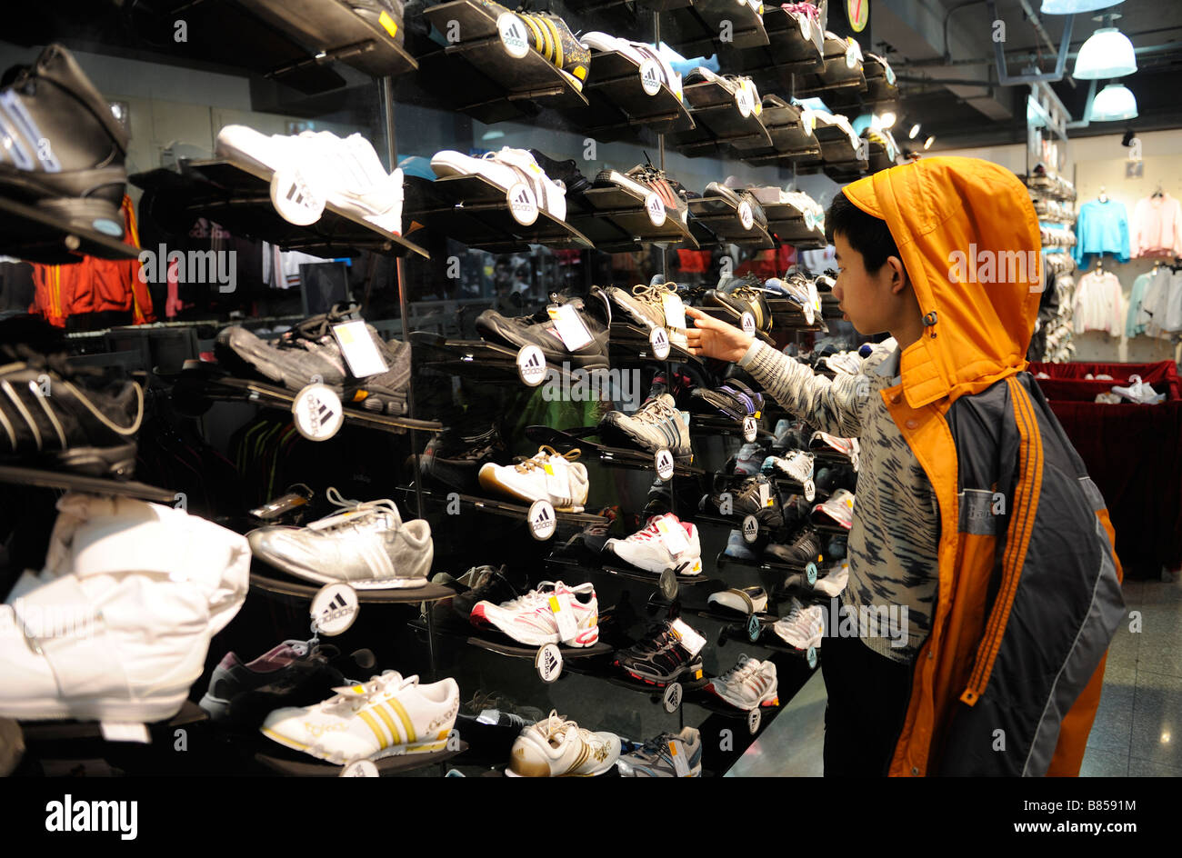 Scarpe Adidas sono in vendita in un negozio a Beijing in Cina 11-Feb-2009  Foto stock - Alamy