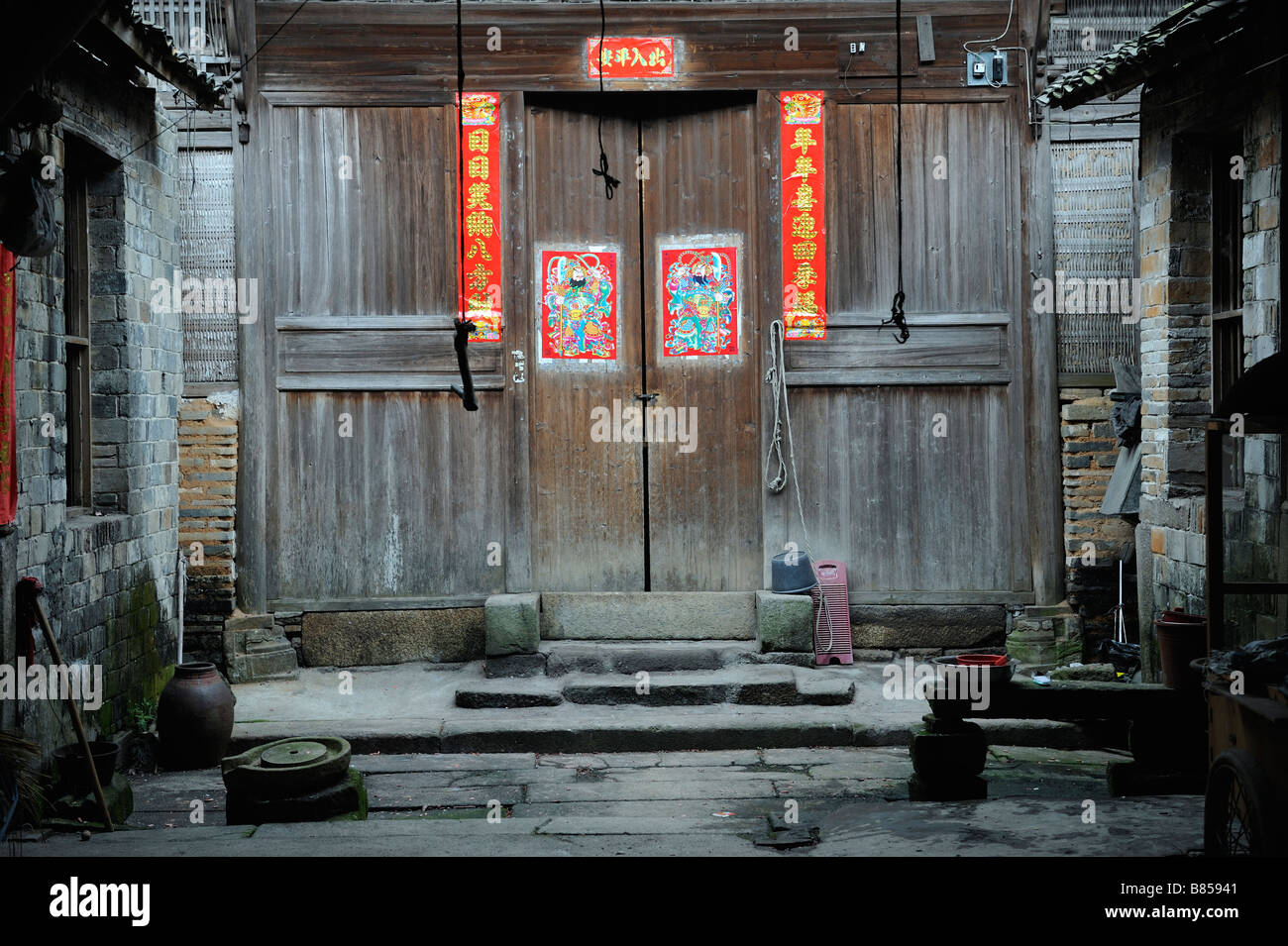 Festival Cinese della Primavera baciata su una vecchia porta nello Jiangxi, Cina. Foto Stock