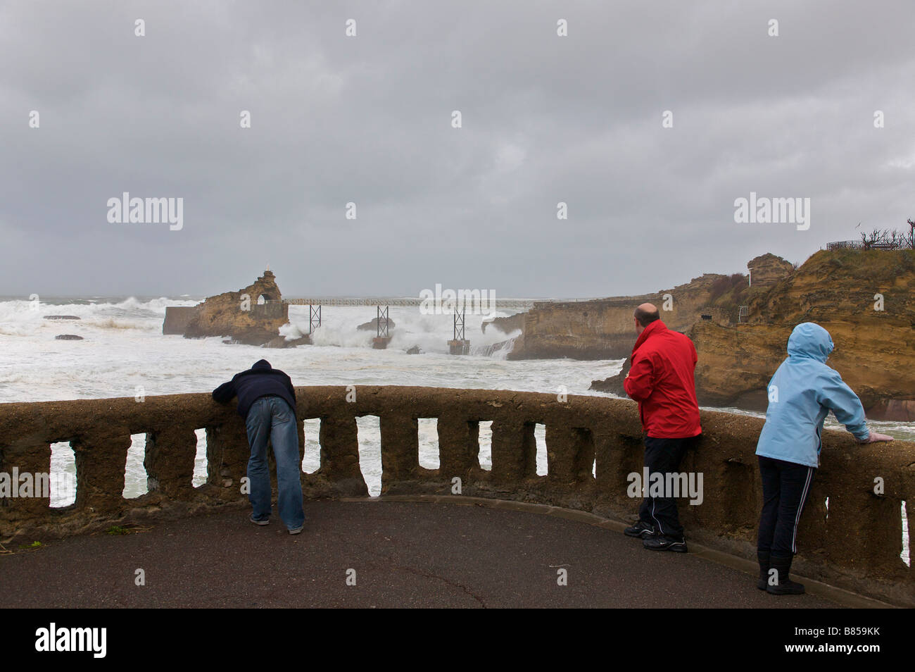 24 gennaio 2009 tempesta Klaus a Biarritz Rock della vergine nel mezzo di onde Pays Basque Francia Foto Stock