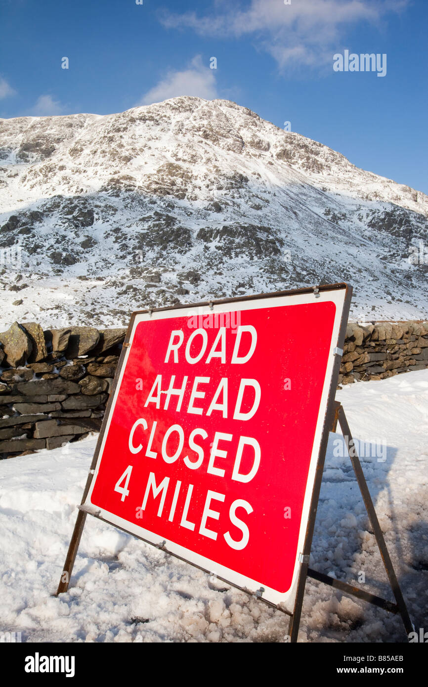 Una strada chiusa segno sulla sommità di Kirkstone Pass nel distretto del lago in inverno nevica Foto Stock