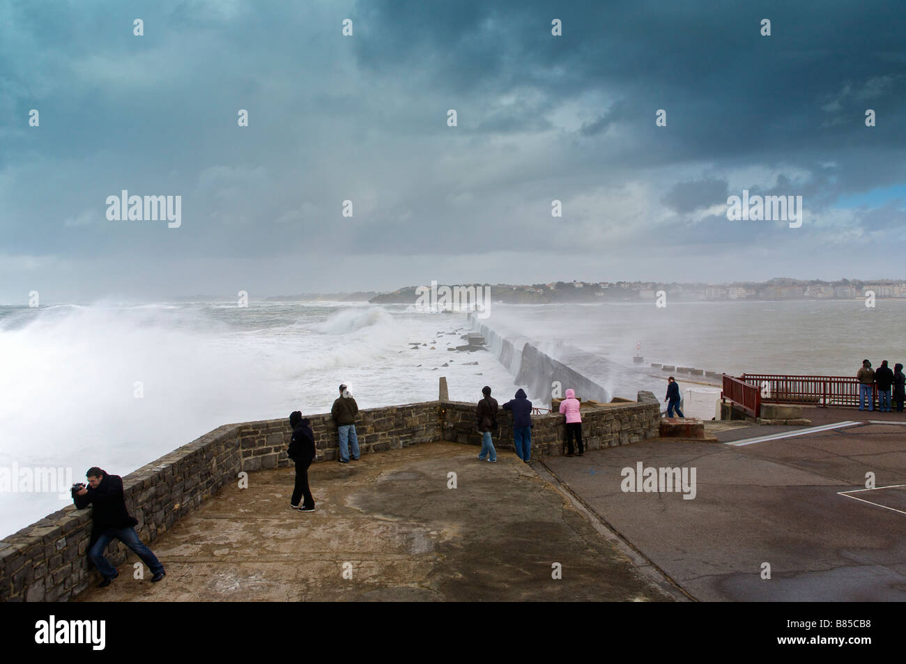 24 gennaio 2009 tempesta Klaus le onde che si infrangono sulla diga Socoa Pays Basque Francia Foto Stock