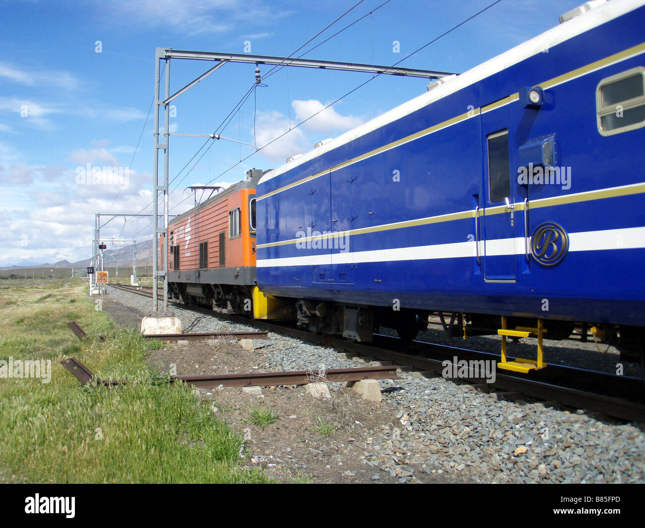 Il famoso Treno Blu che attraversa il Karoo in Sud Africa Foto Stock