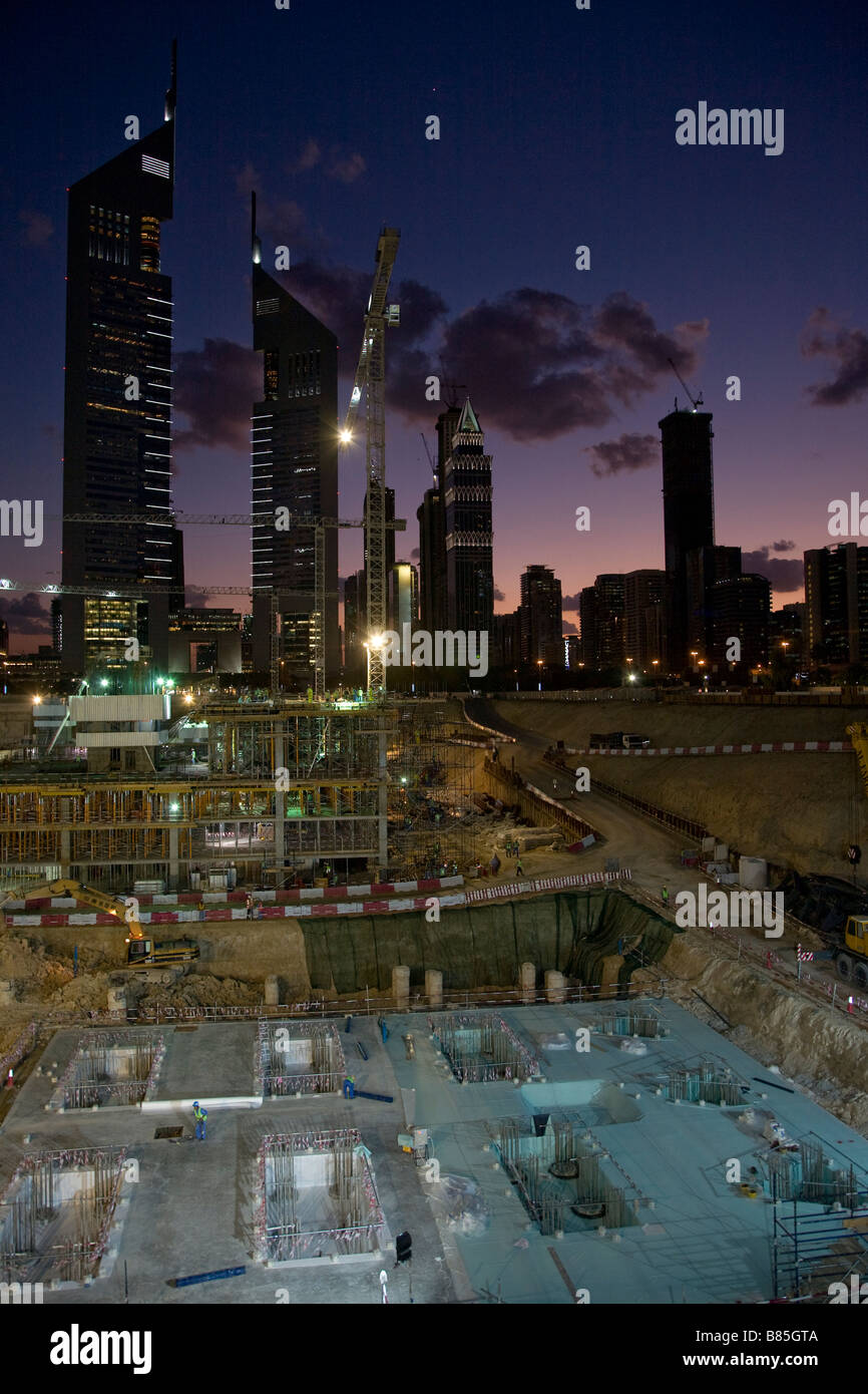 Sito in costruzione shaikh Zayed road dubai crepuscolo Foto Stock
