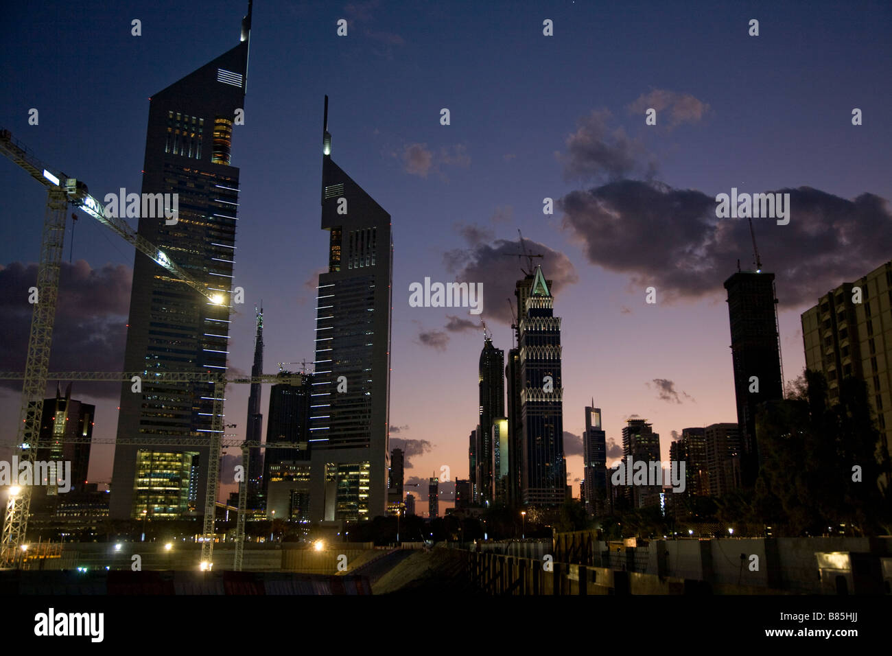 Sito in costruzione shaikh Zayed road dubai crepuscolo Foto Stock