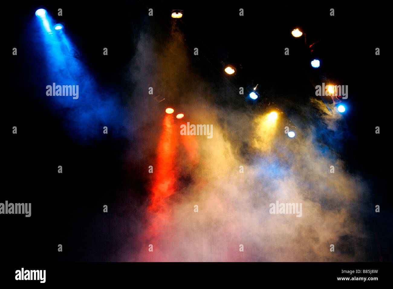 Fascio di raggi irradiano scenografia scena scenario Faretto proiettore divertente multicolore di eccitare la sfocatura sfocati sfocato club luminoso Foto Stock