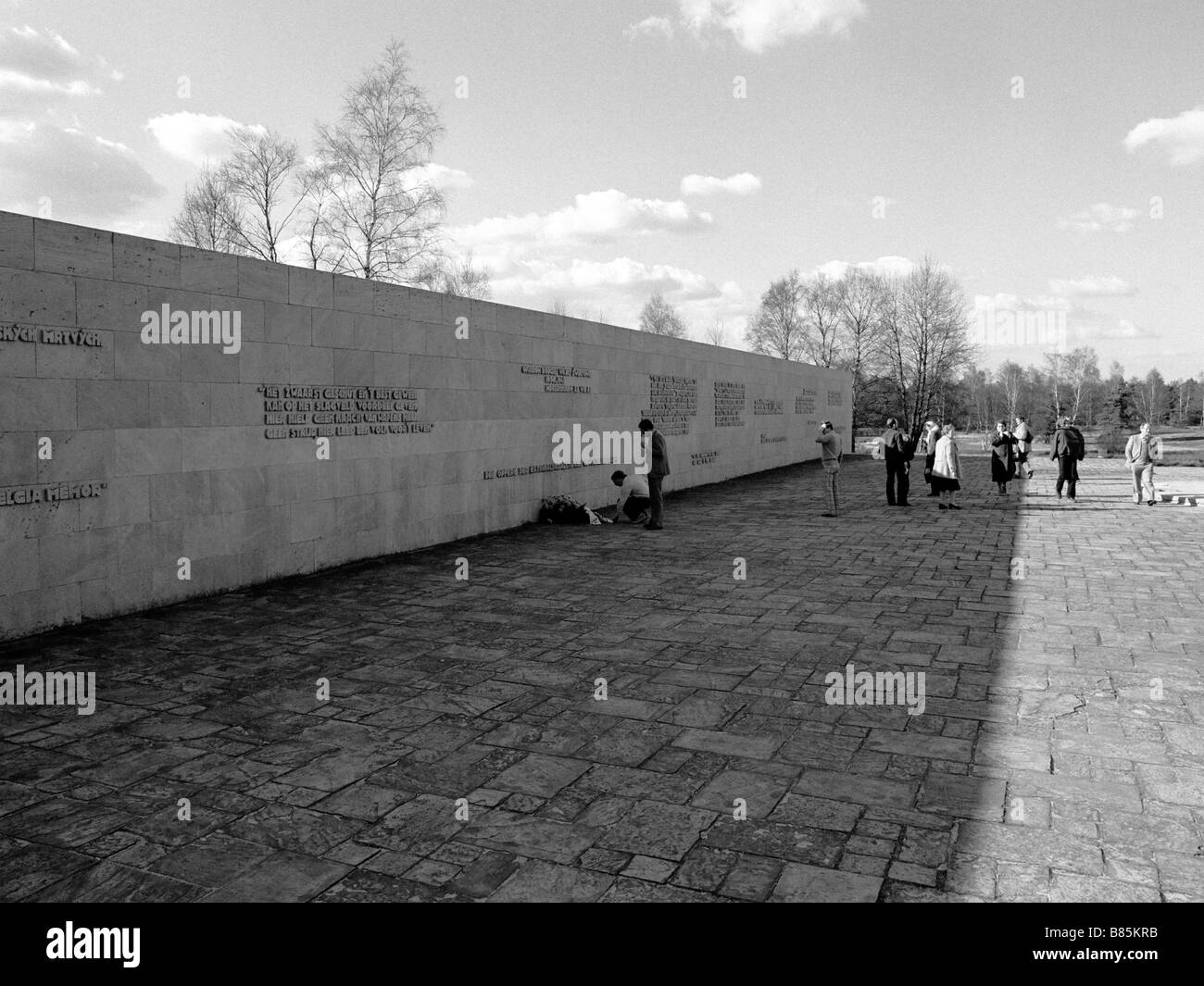 Memorial Wall Bergen Belsen campo di concentramento Foto Stock
