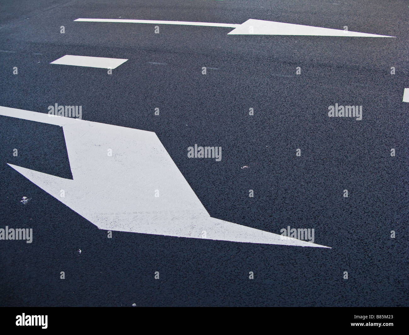 Segno di freccia su una strada, l'Aia, Paesi Bassi Foto Stock