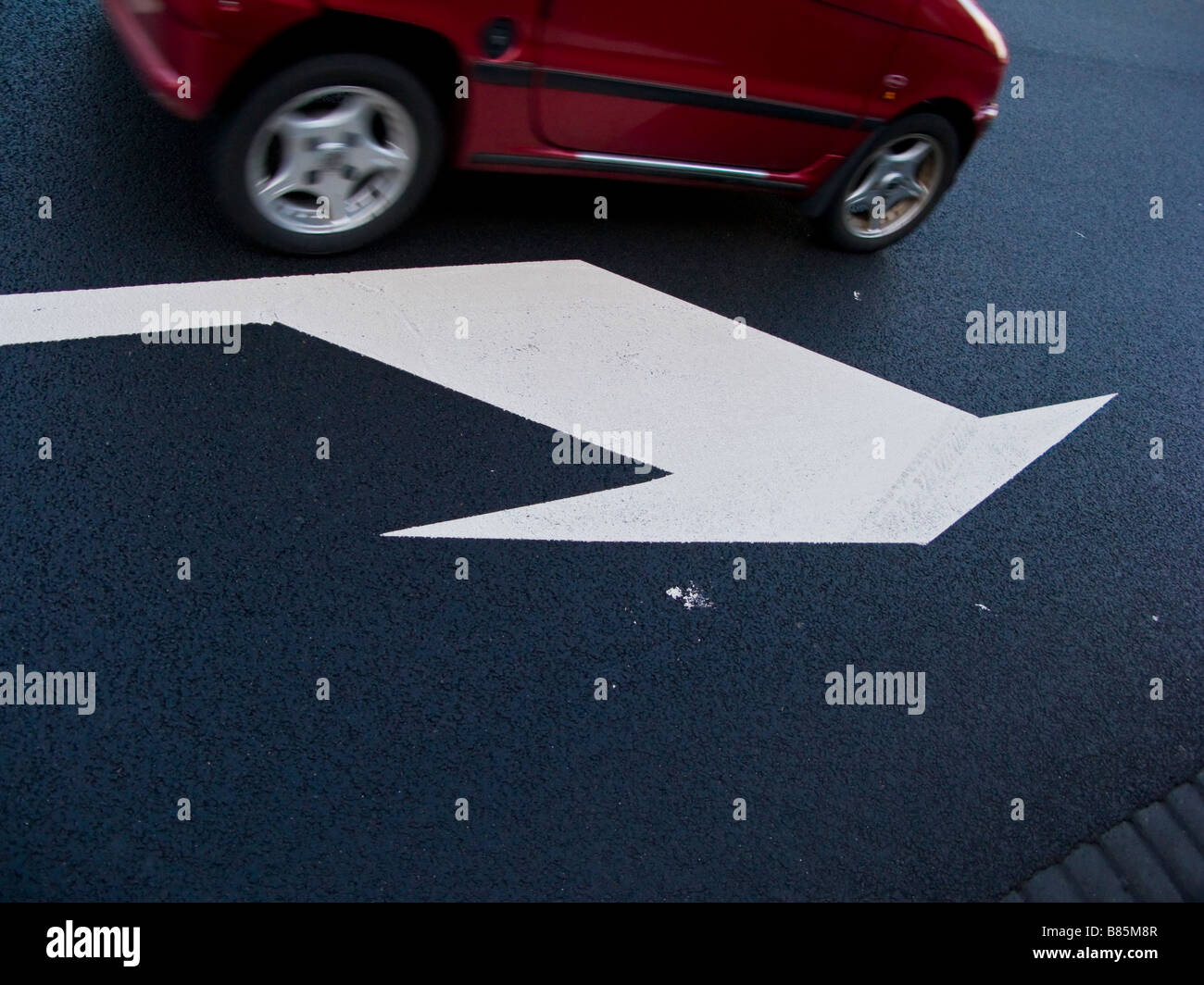 Segno di freccia su una strada, l'Aia, Paesi Bassi Foto Stock