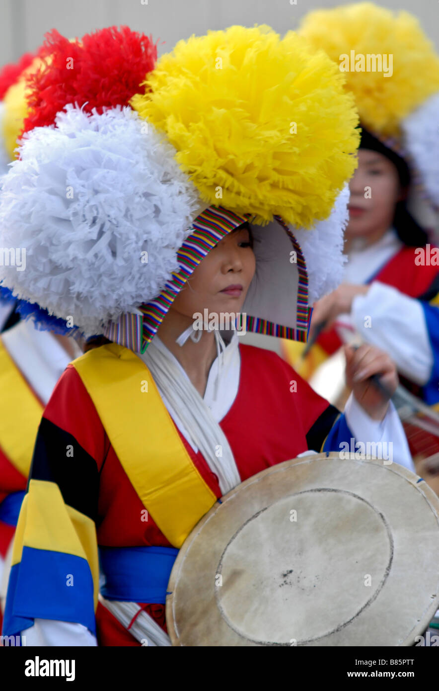 Ballerina coreana in costume tradizionale che si esibisce durante uno spettacolo a Incheon, Corea del Sud. Foto Stock