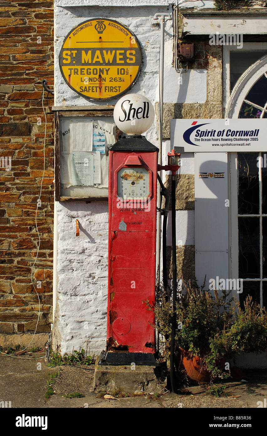Curiosità vecchia pompa di benzina, St Mawes, Cornwall, Regno Unito Foto Stock