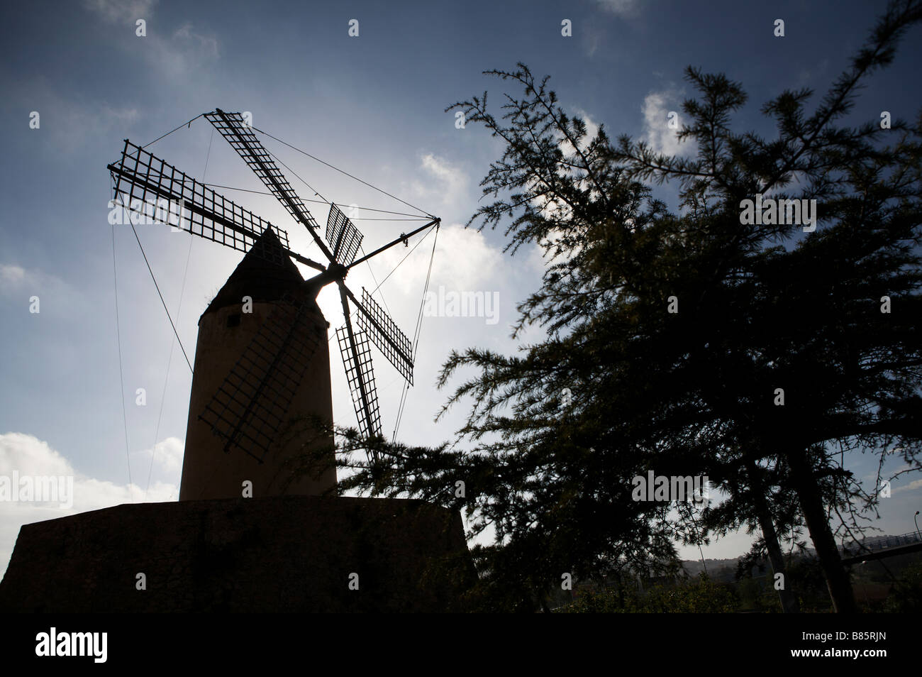 Silhouette di Mulino a Vento a Maiorca vicino a Palma Foto Stock