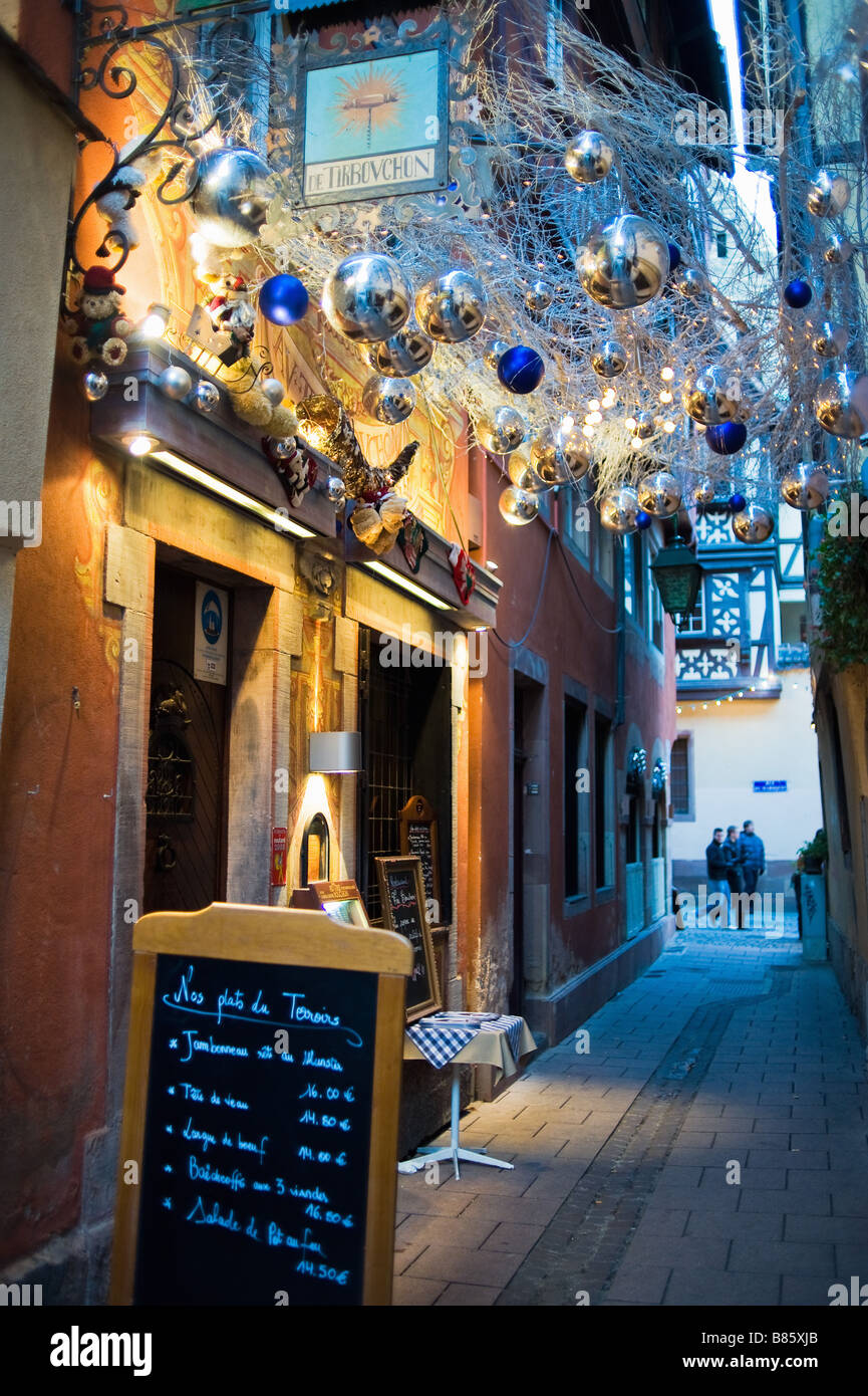 Lane con decorazione di Natale, winstub ingresso, Strasburgo, Alsazia, Francia, Europa Foto Stock