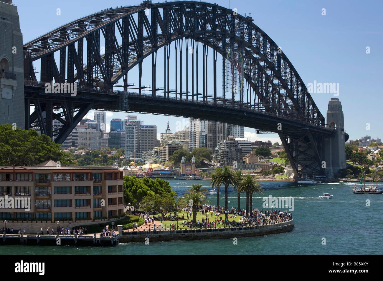 Sydney Harbour Bridge con folle riunite nella riserva di Hickson Road accanto al Sydney Park Hyatt Hotel, porto di Sydney, New South Wales, Australia Foto Stock