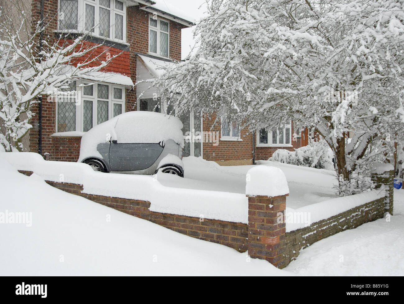 Casa e Auto nel sud-ovest sobborgo londinese coperto di neve, Sutton, Londra Sud, Surrey, Inghilterra Foto Stock