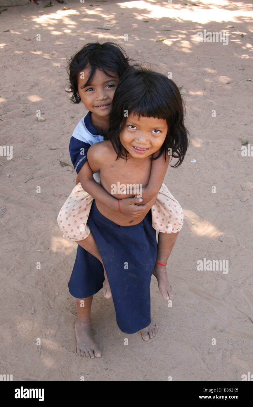 Fotografia di due cute ragazze cambogiane giocando nei pressi di un tempio in Siem Reap Foto Stock