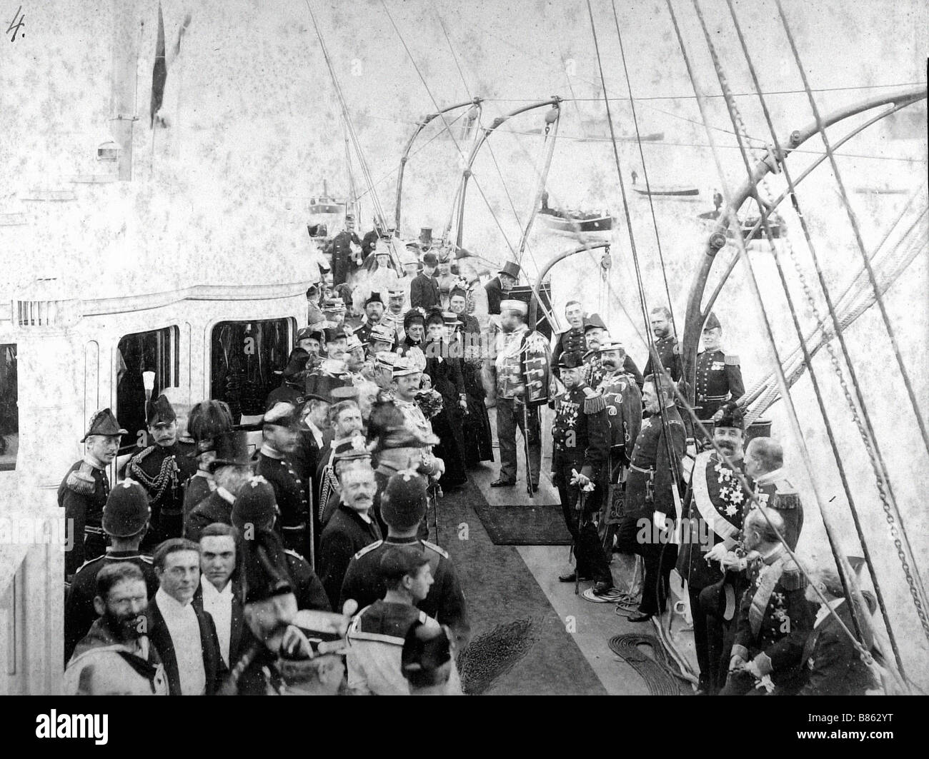 A bordo di yacht reale Edward VII d'Inghilterra in danese uniforme con la Regina Alexandra e tra di essi Dowager Imperatrice Maria della Russia Foto Stock