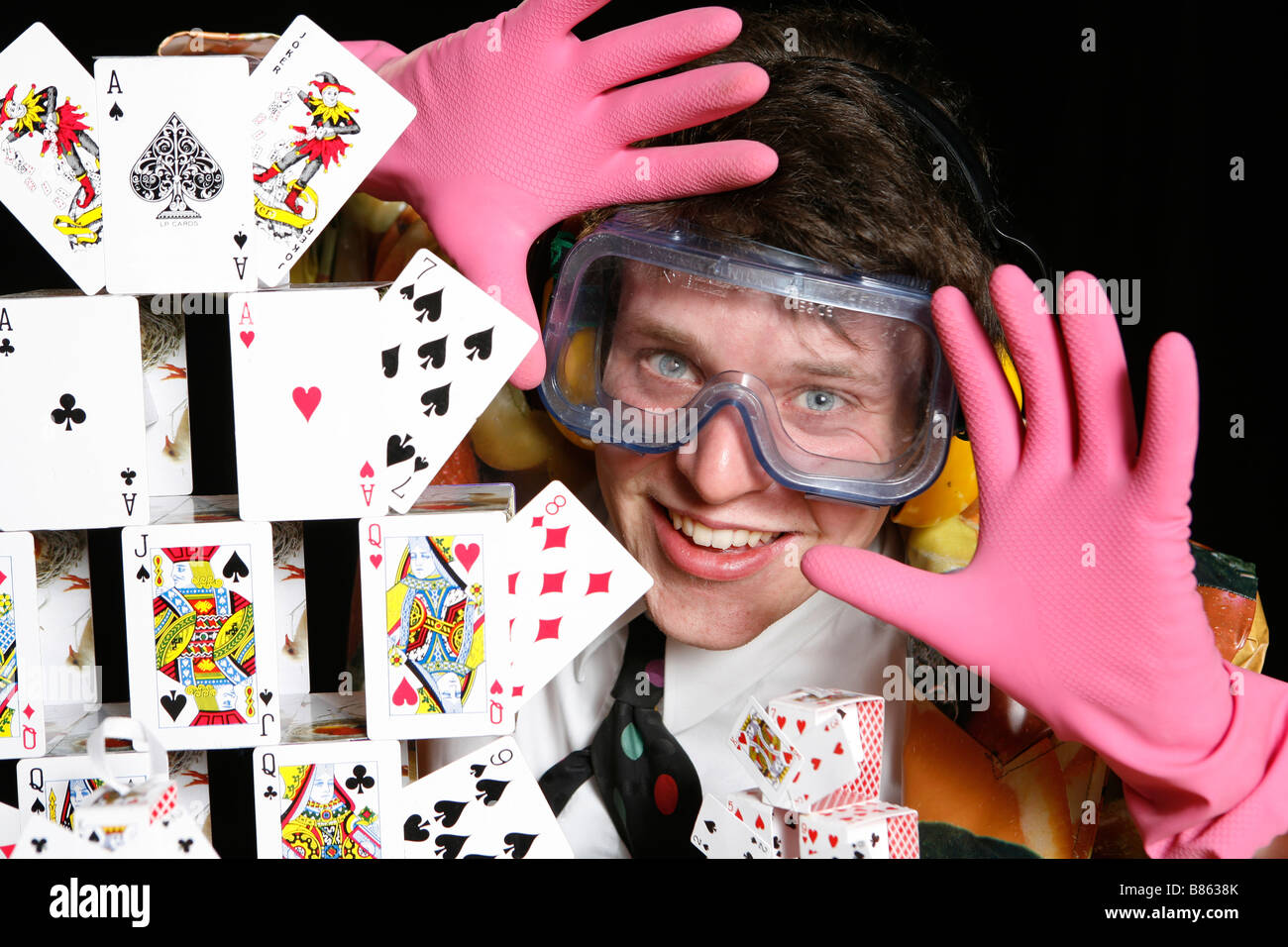 Jezo il mago con le carte, occhiali e rosa guanti di gomma Foto Stock