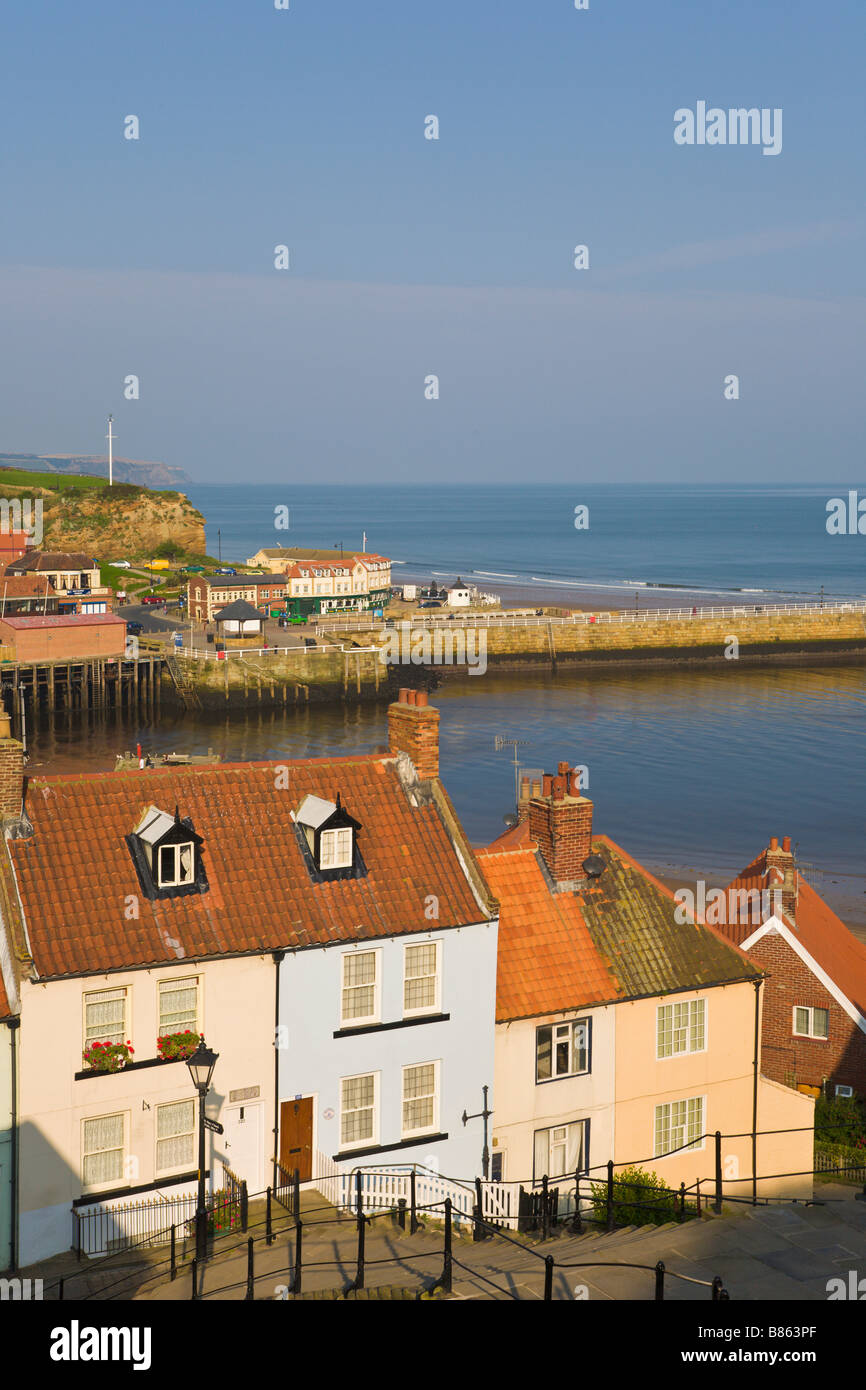 Le fasi che conducono in basso verso il porto, Whitby, "North Yorkshire, Inghilterra Foto Stock