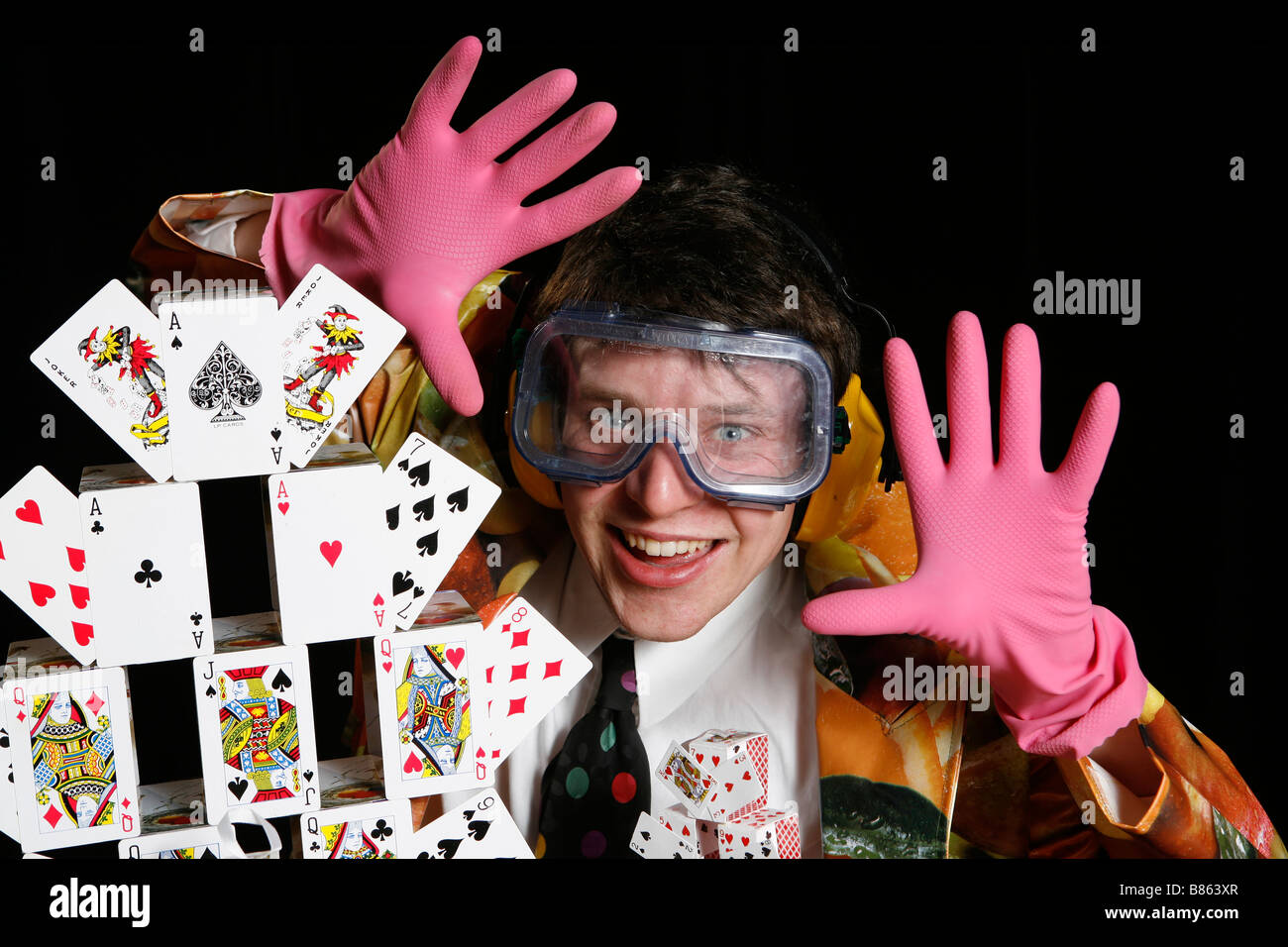 Jezo il mago con le carte, occhiali e rosa guanti di gomma Foto Stock