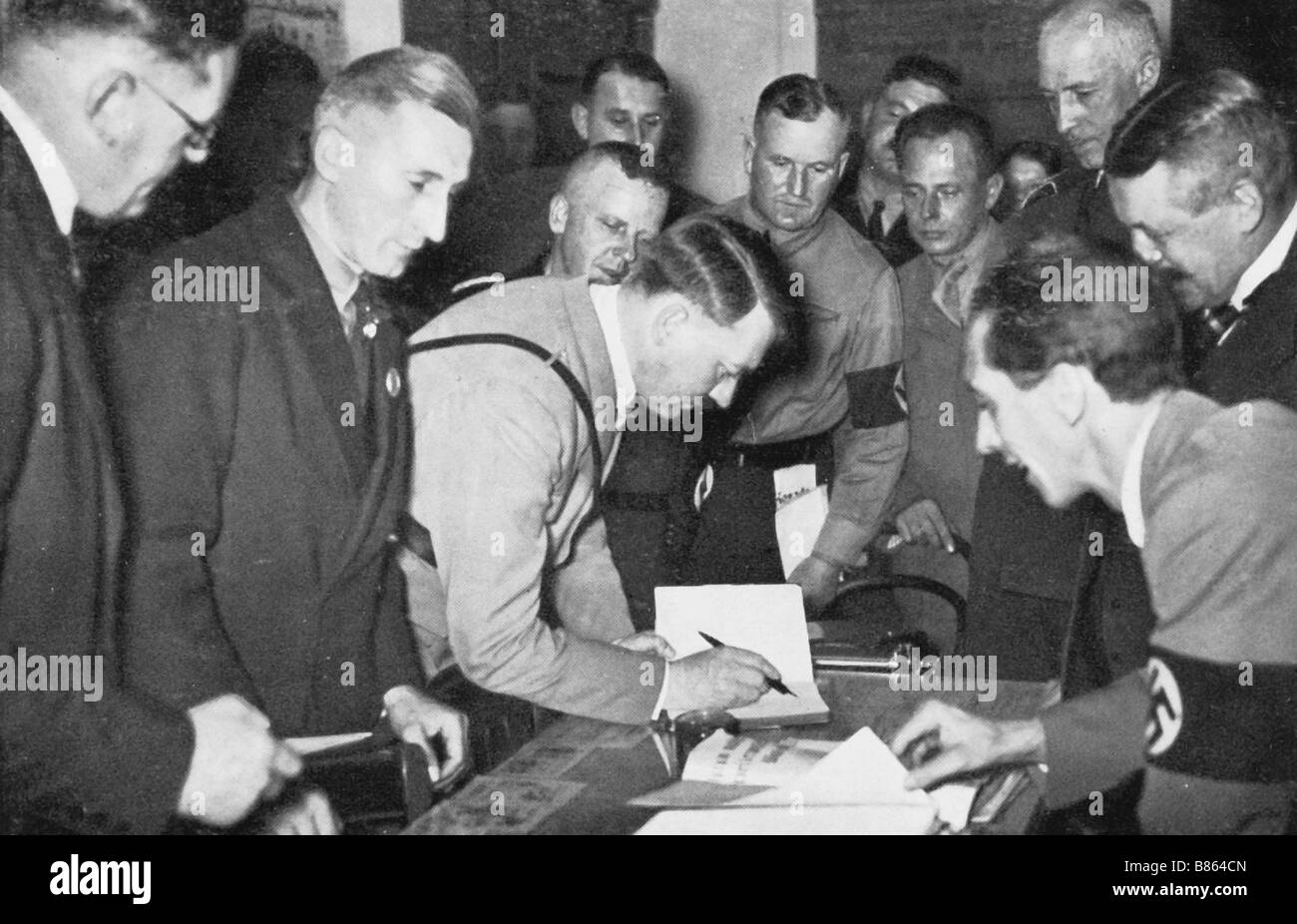 Hitler e Goebbels a visitare la taverna Sterneccurbraü, in primo luogo di incontro della NSDAP nel 1920. Foto Stock