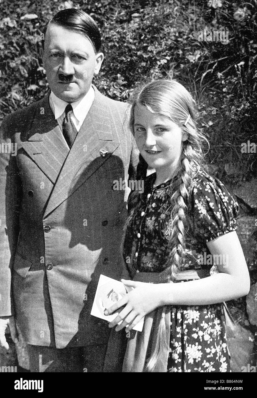 Hitler fotografò con una giovane ragazza tedesca Foto Stock