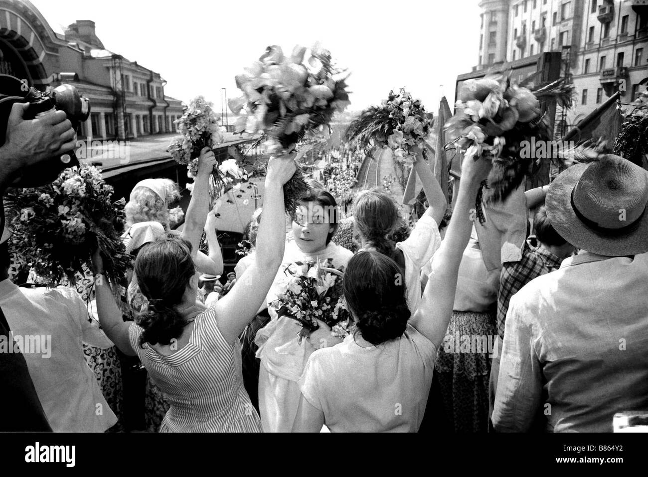 Letyat zhuravli le gru sono battenti Anno : 1957 Unione Sovietica Direttore: Mikheil Kalatozov Tatyana Samojlova Golden Palm Cannes 1958 Foto Stock