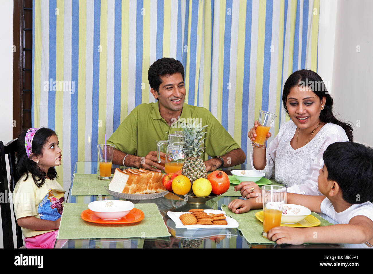 La famiglia presso il tavolo per la prima colazione Foto Stock