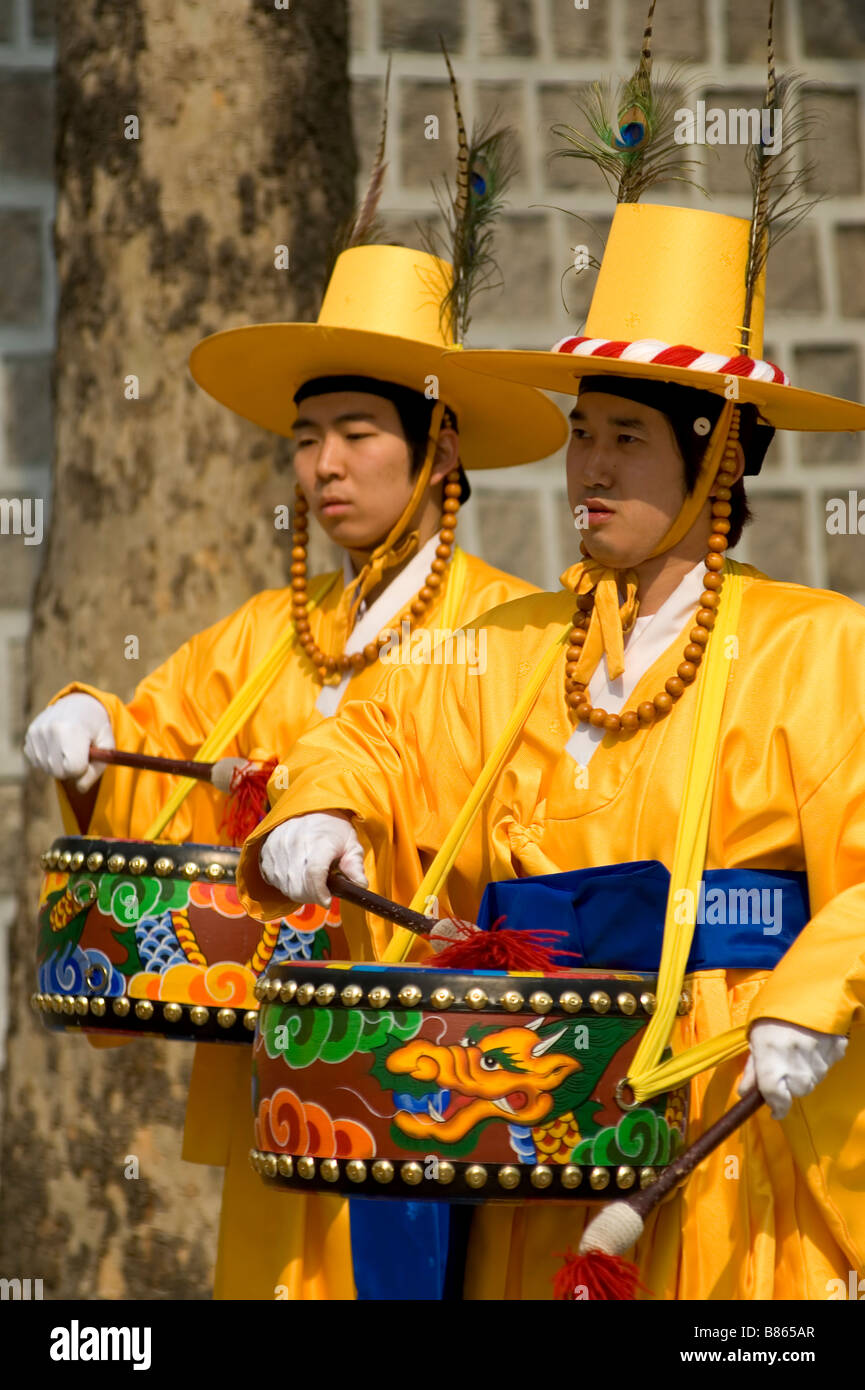 Musicisti coreani in costume tradizionale che si esibiscono durante la rotazione della guardia reale, Seoul, Corea del Sud Foto Stock