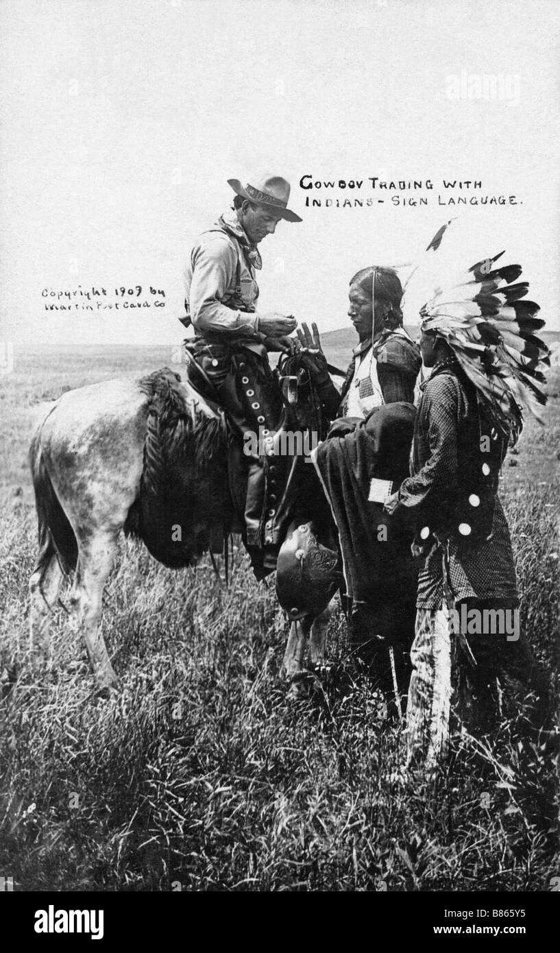 Cartolina fotografica, pubblicato a novembre, 30 1909, rappresentando un cow-boy utilizzando segni per comunicare con gli indiani Foto Stock