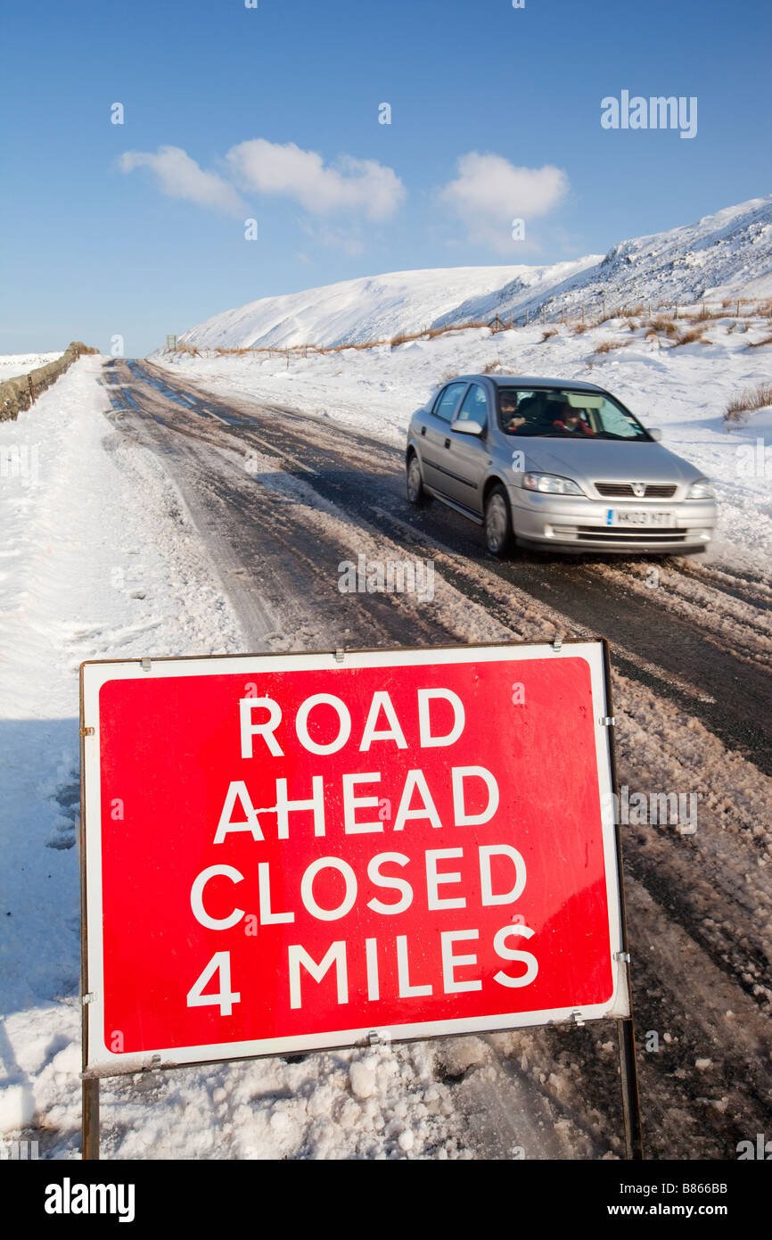 Una strada chiusa segno sulla sommità di Kirkstone Pass nel distretto del lago in inverno nevica Foto Stock