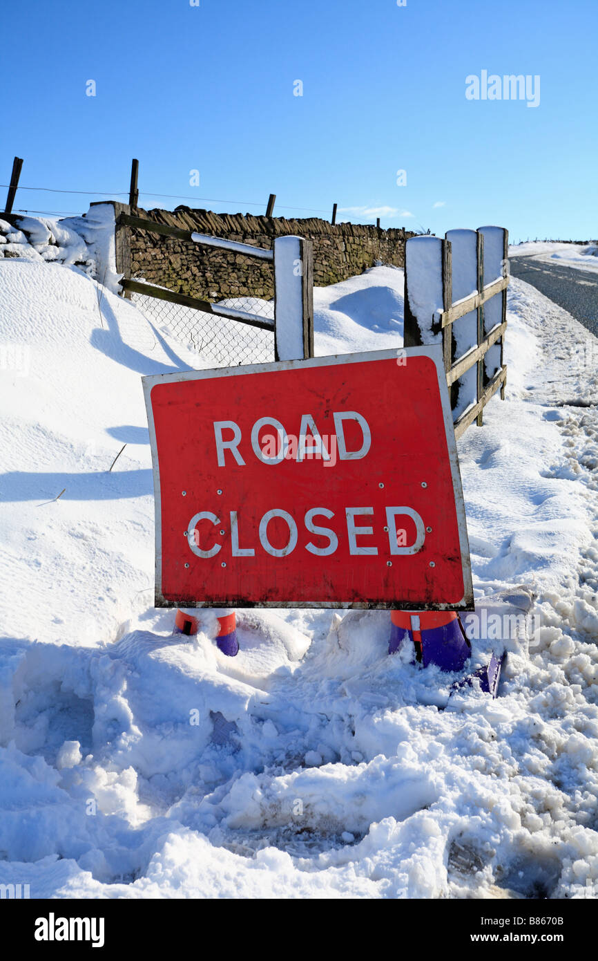 Strada chiusa segno sulla ssnow B6108 Wessenden Head Road, Meltham vicino a Wigan, Parco Nazionale di Peak District, Inghilterra, Regno Unito. Foto Stock