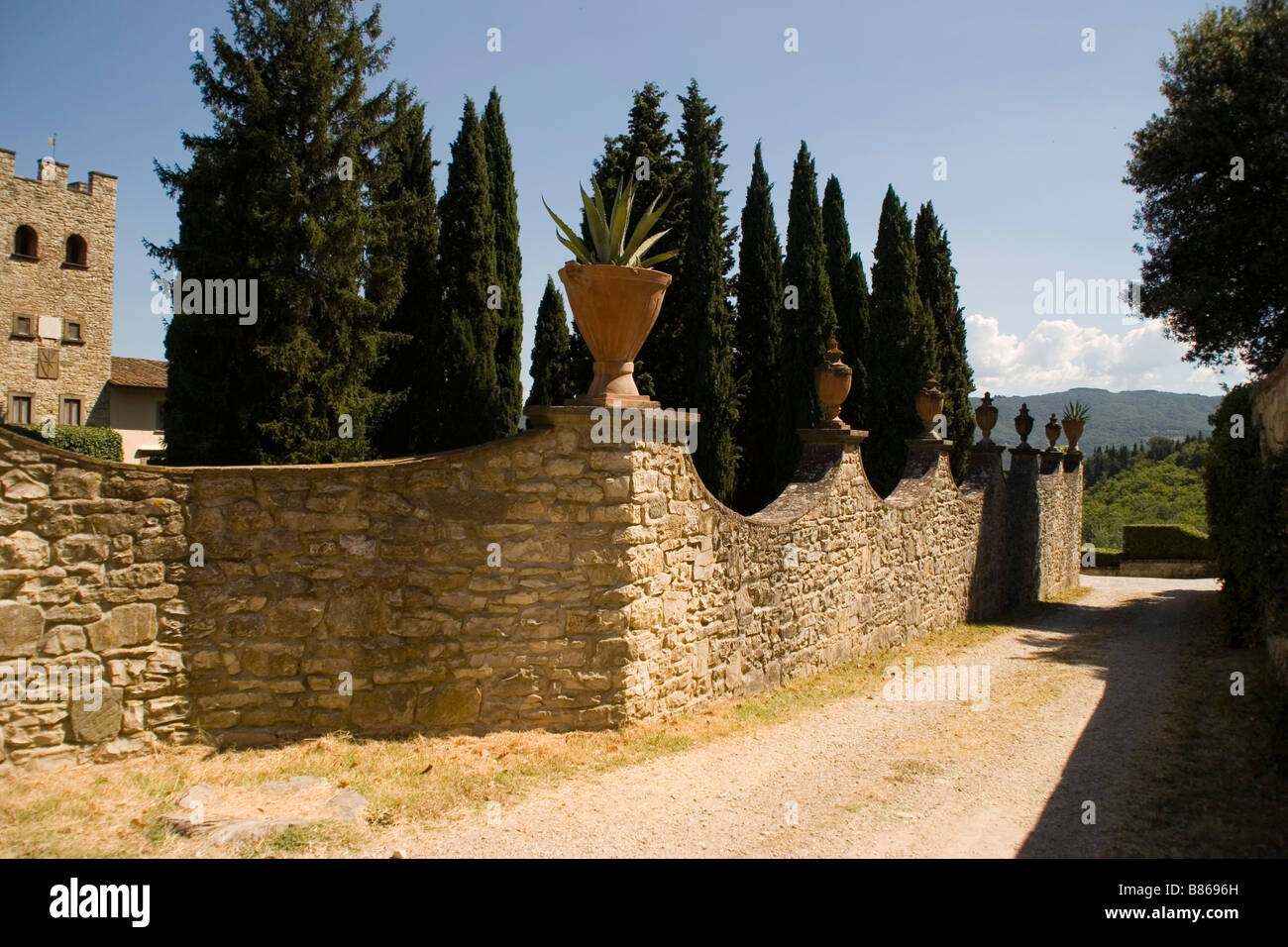 La vista di un muro di pietra al Castello di Verrazzano, dove explorer Giovanni da Verrazzano fu nato vicino a Firenze, Italia. Foto Stock