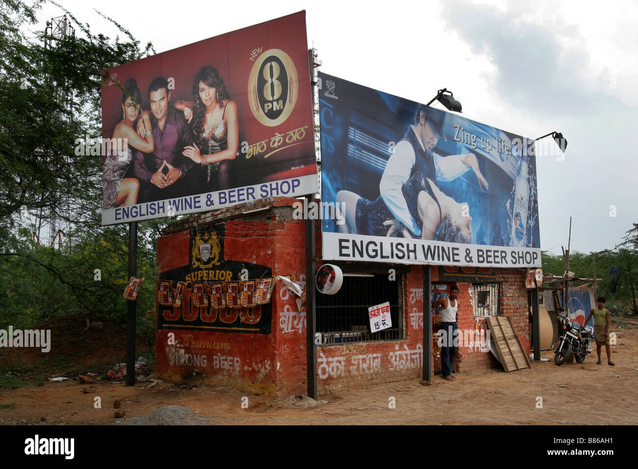 Un 'inglese il vino e la birra shop " negozio di liquori in Gurgaon in India Foto Stock
