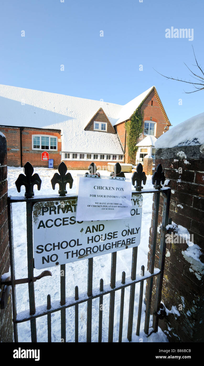 Un cartello sulle porte della scuola che avverte i genitori di un focolaio di varicella. Foto di Jim Holden. Foto Stock