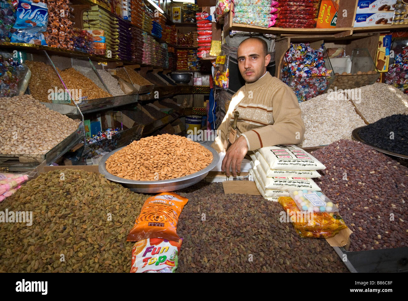 Pressione di stallo di spezie nel mercato Sanaa, Yemen Foto Stock