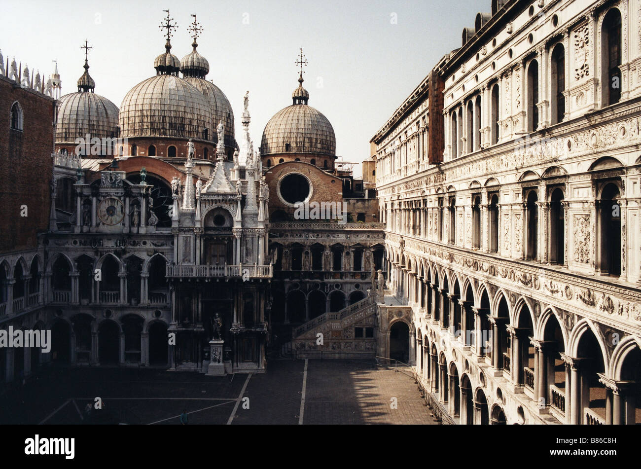 Cortile interno del palazzo ducale e vista verso la Basilica di San Marco a Venezia Foto Stock