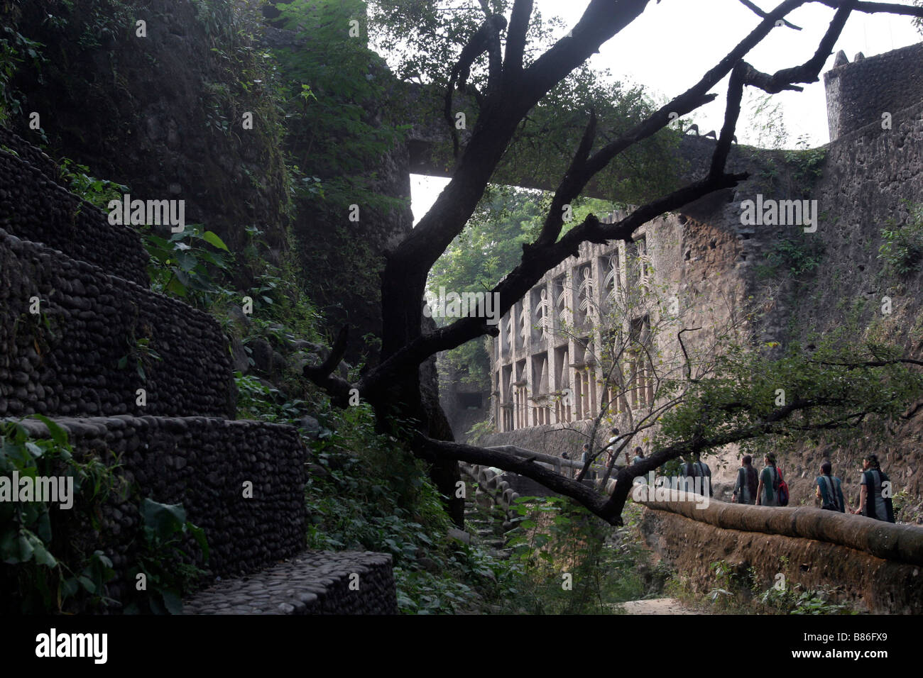 La gente a piedi attraverso il Rock Garden a Chandigarh in India Foto Stock