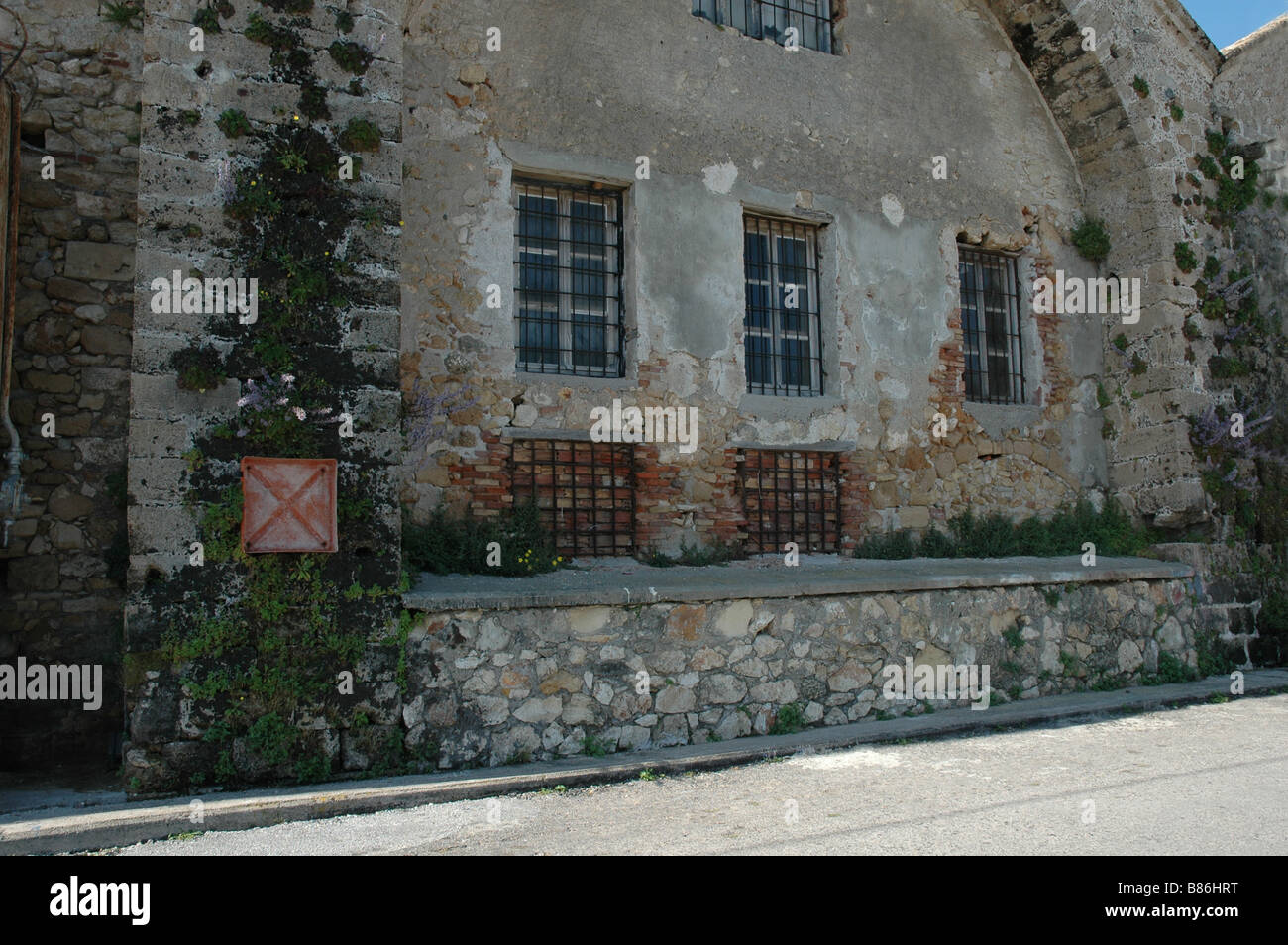 Vecchio Arsenale edificio adibito allo stoccaggio Foto Stock