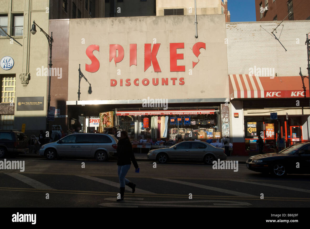 Gli amanti dello shopping nel mozzo in Melrose sezione del New York borough del Bronx Foto Stock