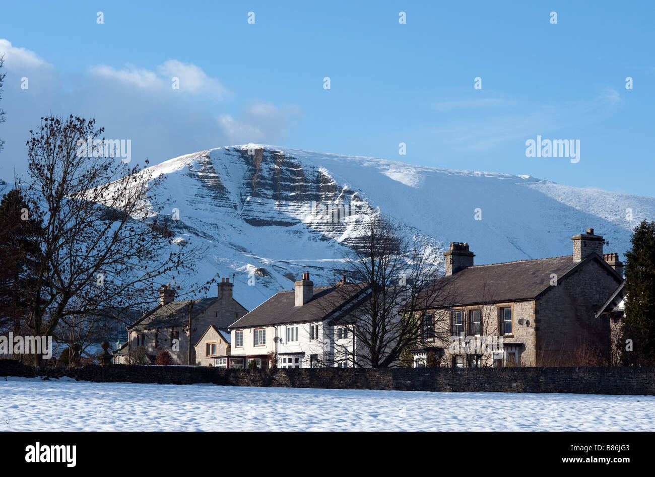 Grandi semi staccate sede sotto 'Mam Tor', Castleton, Derbyshire, Inghilterra Foto Stock