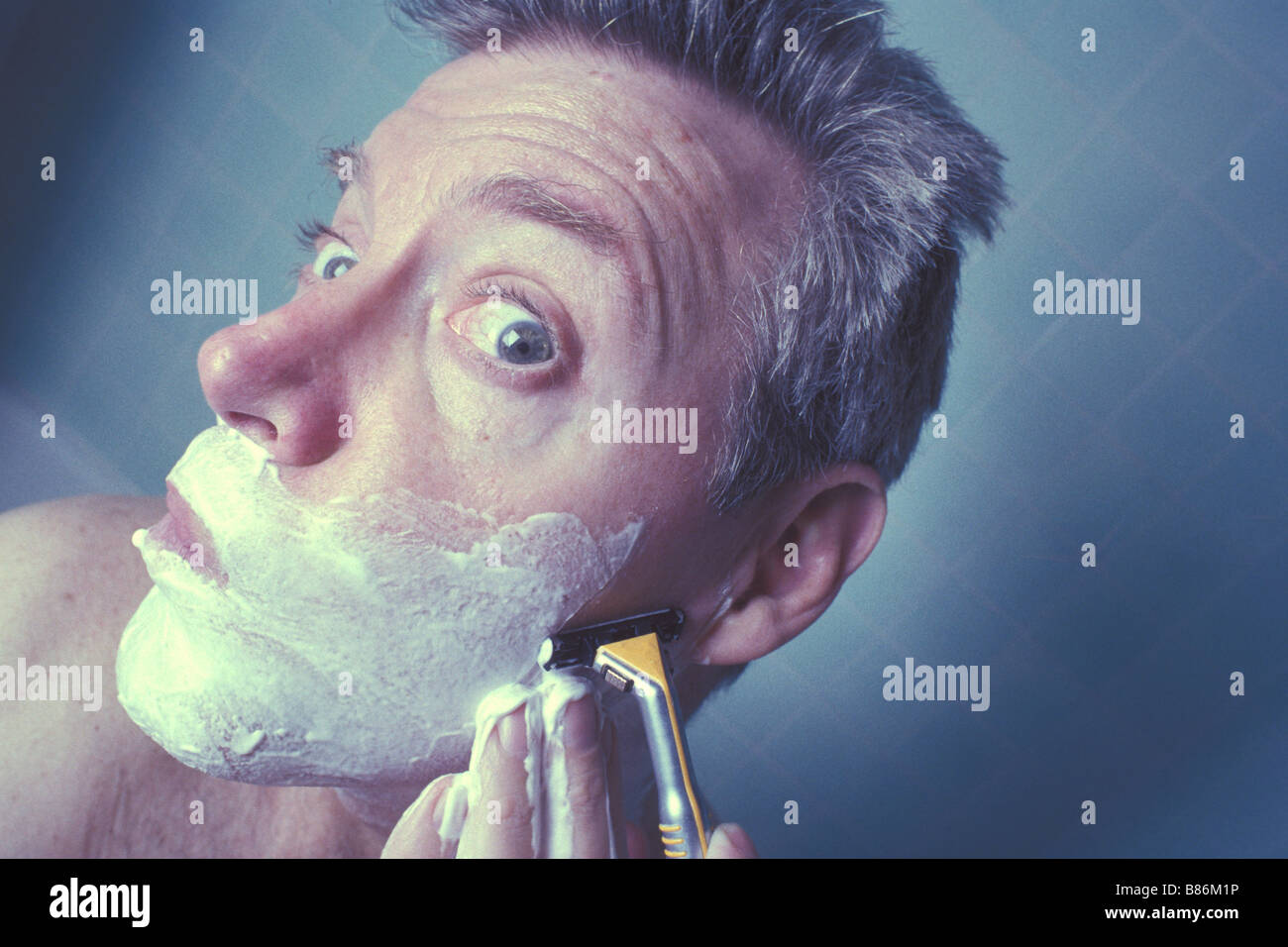 L'uomo la rasatura, umorismo Foto Stock